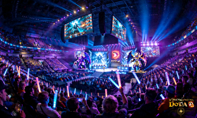 DOTA2国际邀请赛现场观众与舞台灯光全景